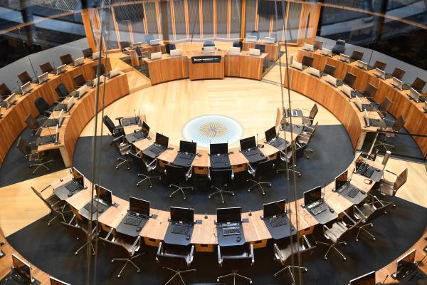 Senedd Cymru - delwedd o'r siambr lle mae Aelodau'r Senedd yn cyfarfod