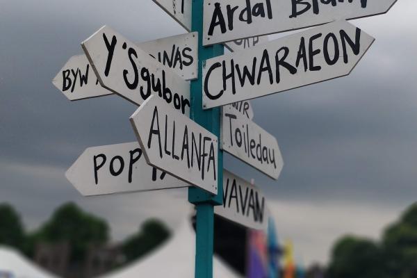 Welsh language sign from a Welsh music event