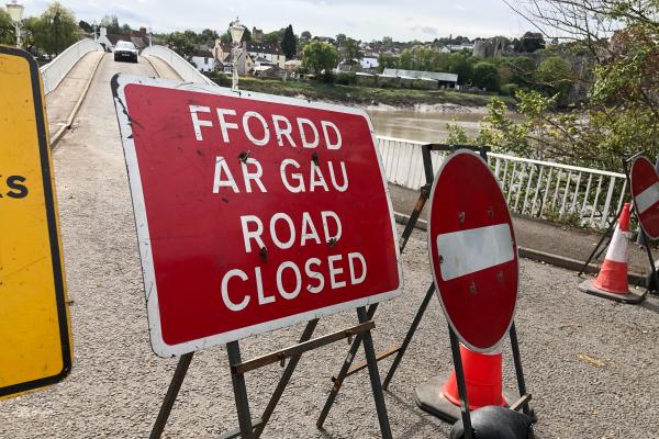 Road closed bilingual sign
