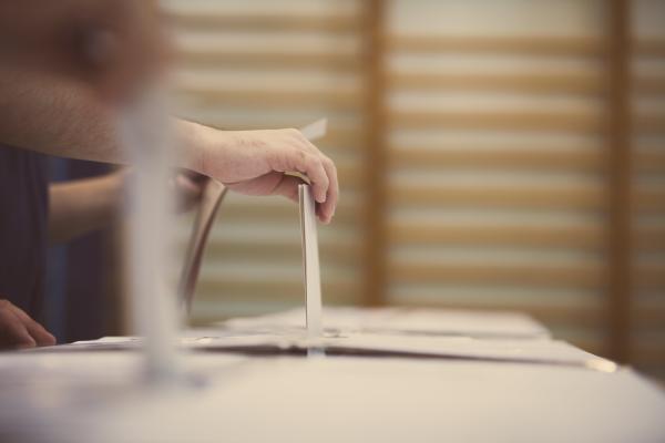 posting vote in ballot box